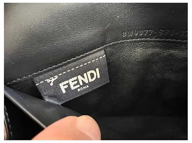 Fendi Monedero Continental Peekaboo Negro 