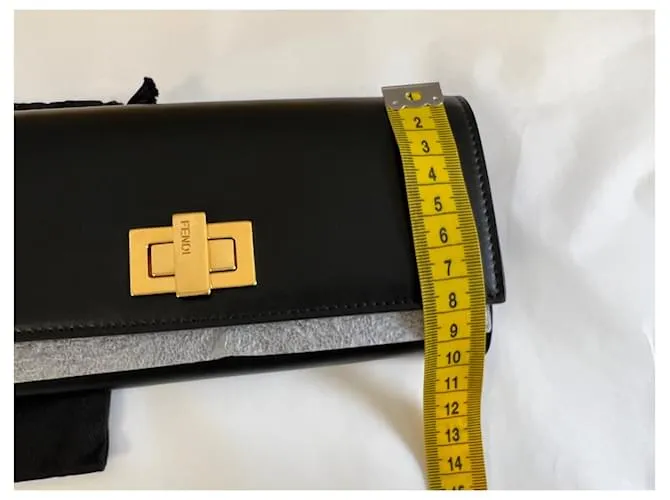 Fendi Monedero Continental Peekaboo Negro 