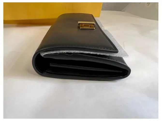 Fendi Monedero Continental Peekaboo Negro 