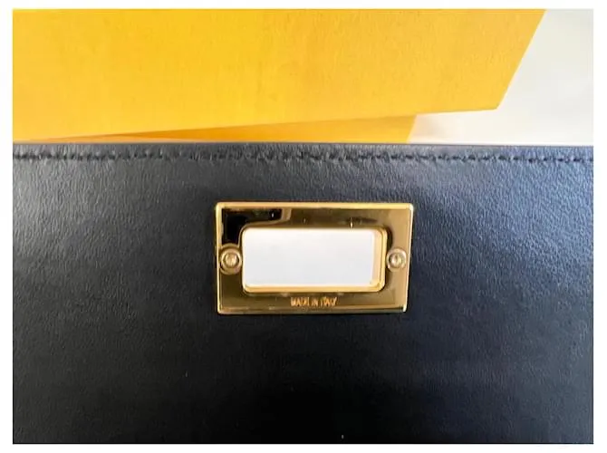 Fendi Monedero Continental Peekaboo Negro 