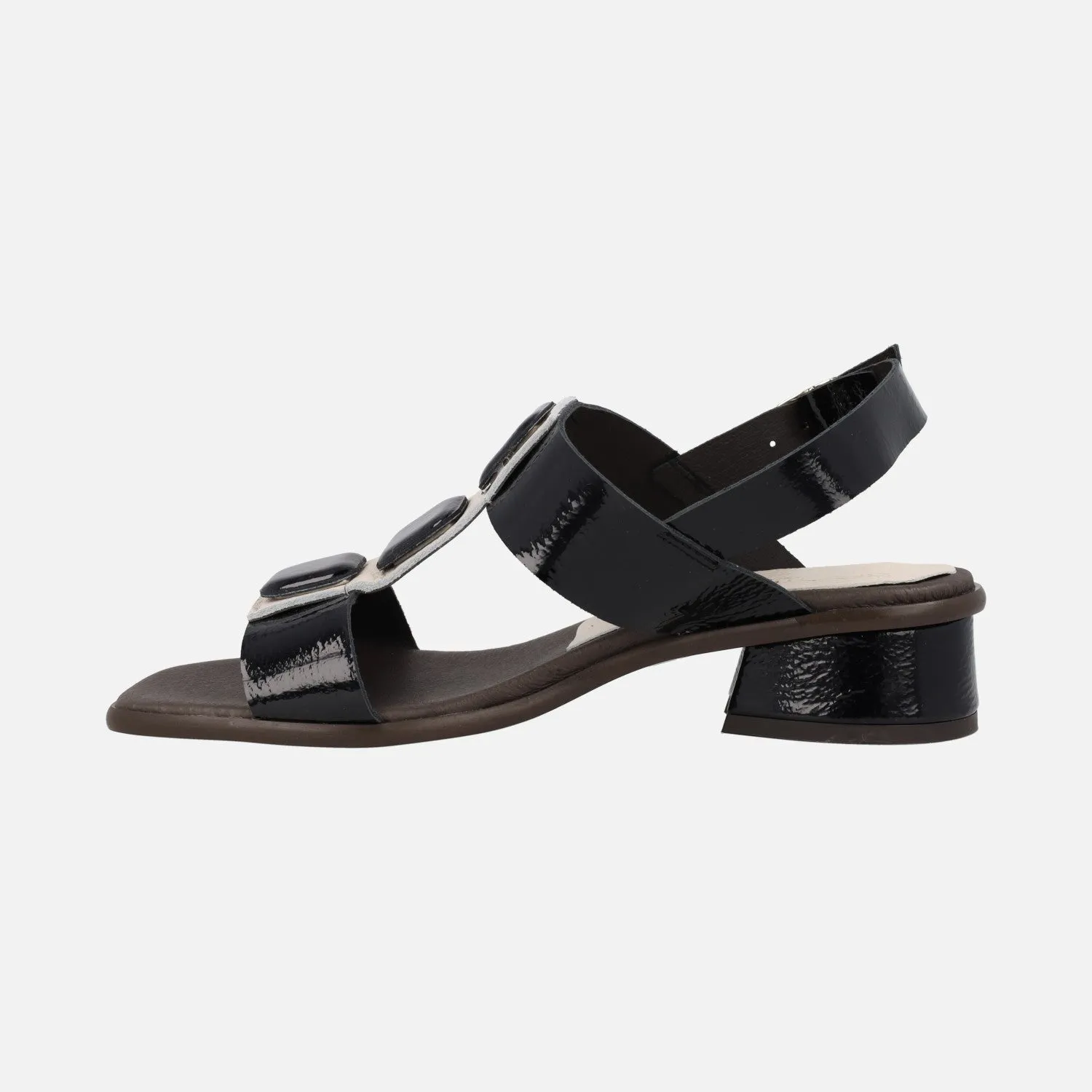 Sandalias de charol negro con adorno de botones cuadrados