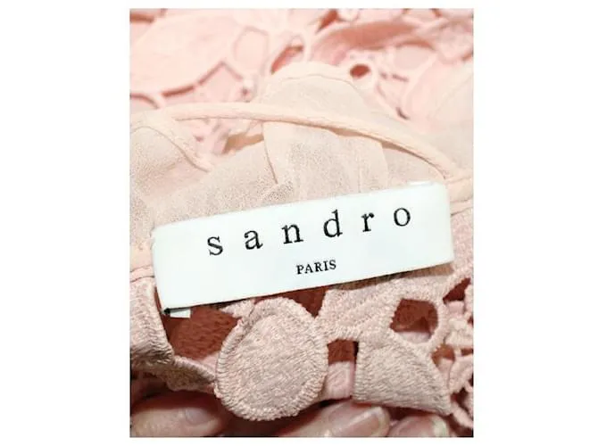 Sandro Vestido rosa palo de encaje con cuello de pico 